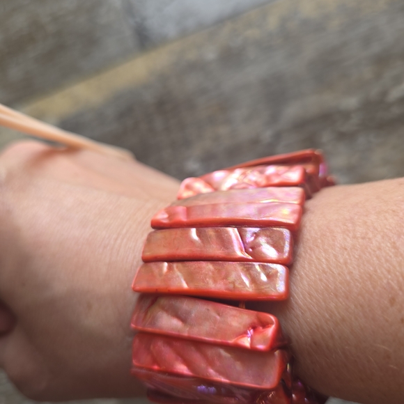 Iridesencent Coral Shell Bracelet - Picture 2 of 5